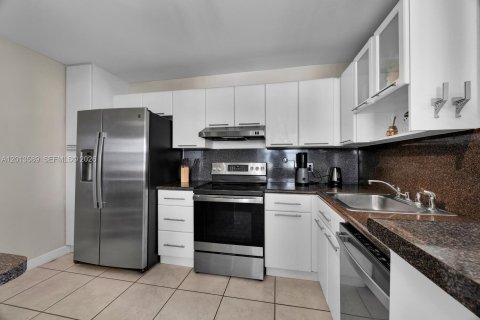 Condo in Miami Beach, Florida, 2 bedrooms № 2076186 - photo 12