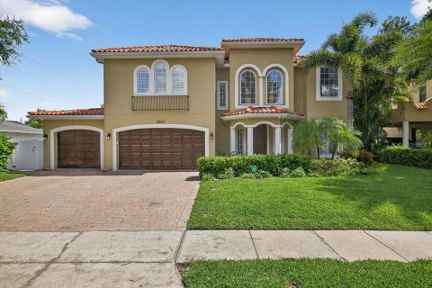 Casa en venta en Tampa, Florida, 6 dormitorios, 315.87 m2 № 1855421 - foto 1