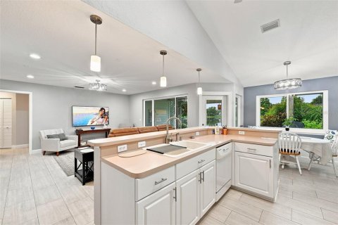 Townhouse in Lutz, Florida 4 bedrooms, 204.57 sq.m. № 2236417 - photo 9
