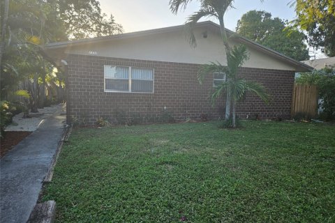 Commercial property in Fort Lauderdale, Florida 186.36 sq.m. № 1081394 - photo 1