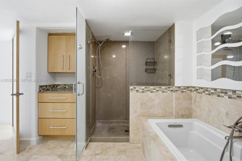 Condo in Miami, Florida, 2 bedrooms  № 2253684 - photo 14