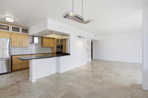 Condo in Miami, Florida, 2 bedrooms  № 2253684 - photo 13