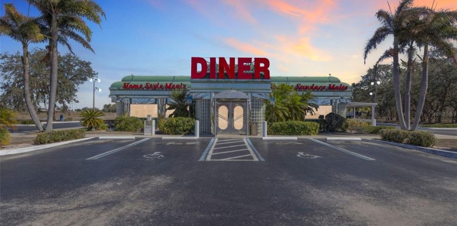 Commercial property in Sebring, Florida 386.01 sq.m. № 2235184