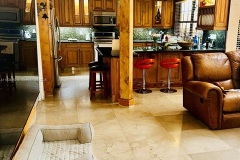 Villa ou maison à vendre à Miami Lakes, Floride: 4 chambres, 332.22 m2 № 1818074 - photo 11