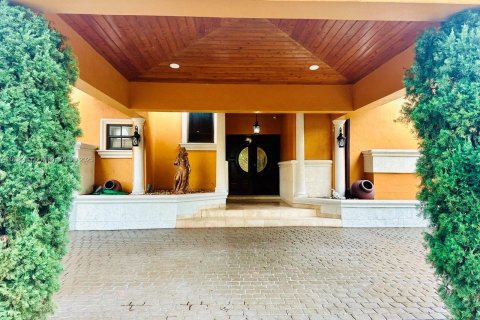 Villa ou maison à vendre à Miami Lakes, Floride: 4 chambres, 332.22 m2 № 1818074 - photo 5