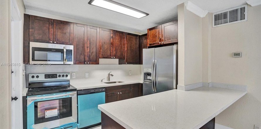 Кондоминиум с 2 спальнями в Форт-Лодердейл, Флорида № 2001870