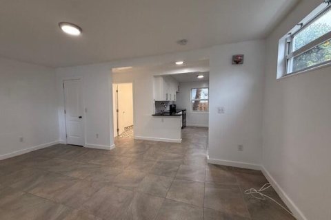 Apartment in West Palm Beach, Florida 3 rooms, 46.45 sq.m. № 2175597 - photo 8