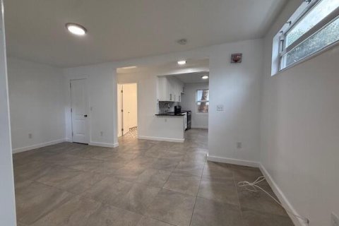 Apartment in West Palm Beach, Florida 3 rooms, 46.45 sq.m. № 2175597 - photo 5