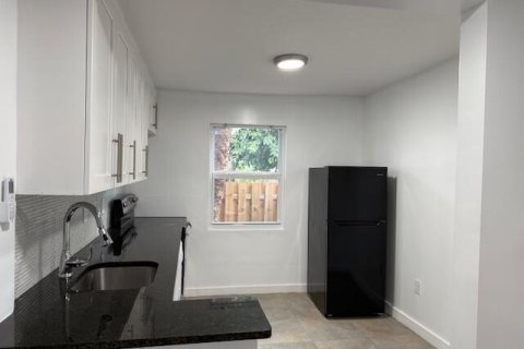 Apartment in West Palm Beach, Florida 3 rooms, 46.45 sq.m. № 2175597 - photo 2