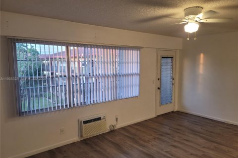 Copropriété à louer à Pembroke Pines, Floride: 1 chambre, 75.34 m2 № 2152547 - photo 6