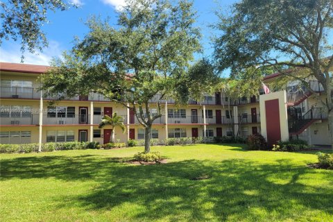 Copropriété à louer à Pembroke Pines, Floride: 1 chambre, 75.34 m2 № 2152547 - photo 4