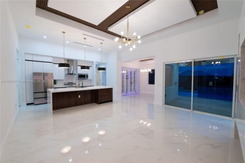 Casa en venta en Cape Coral, Florida, 4 dormitorios, 273.13 m2 № 2022784 - foto 9