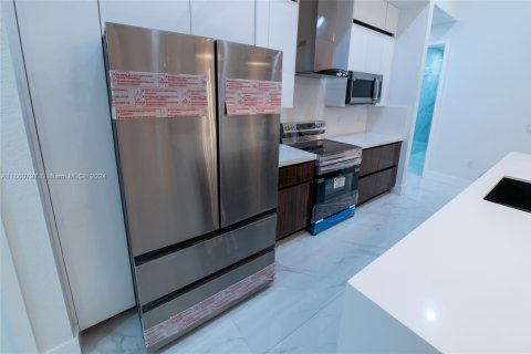 Casa en venta en Cape Coral, Florida, 4 dormitorios, 273.13 m2 № 2022784 - foto 17