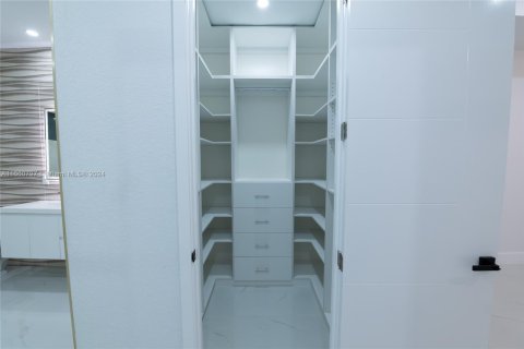 Casa en venta en Cape Coral, Florida, 4 dormitorios, 273.13 m2 № 2022784 - foto 24