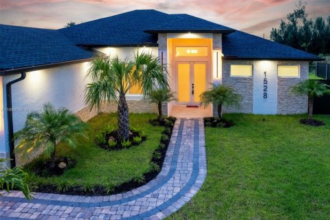Casa en Cape Coral, Florida 4 dormitorios, 273.13 m2 № 2022784