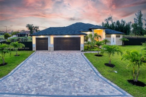 Casa en venta en Cape Coral, Florida, 4 dormitorios, 273.13 m2 № 2022784 - foto 4