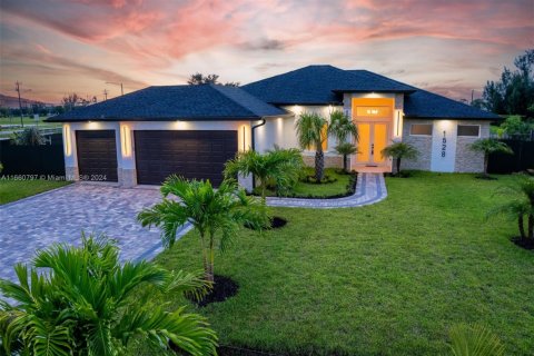 Casa en venta en Cape Coral, Florida, 4 dormitorios, 273.13 m2 № 2022784 - foto 3