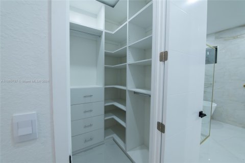 Casa en venta en Cape Coral, Florida, 4 dormitorios, 273.13 m2 № 2022784 - foto 21