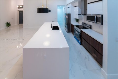 Casa en venta en Cape Coral, Florida, 4 dormitorios, 273.13 m2 № 2022784 - foto 14