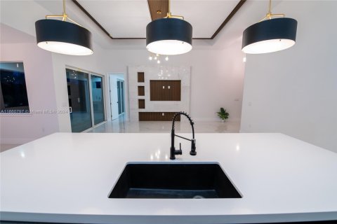 Casa en venta en Cape Coral, Florida, 4 dormitorios, 273.13 m2 № 2022784 - foto 16