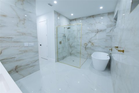 Casa en venta en Cape Coral, Florida, 4 dormitorios, 273.13 m2 № 2022784 - foto 27