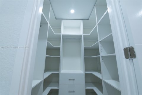 Casa en venta en Cape Coral, Florida, 4 dormitorios, 273.13 m2 № 2022784 - foto 25