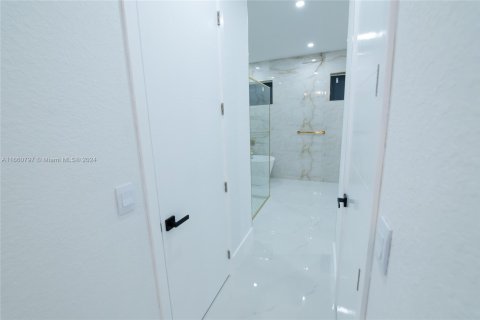 Casa en venta en Cape Coral, Florida, 4 dormitorios, 273.13 m2 № 2022784 - foto 20