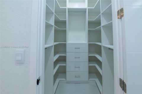 Casa en venta en Cape Coral, Florida, 4 dormitorios, 273.13 m2 № 2022784 - foto 22