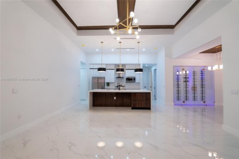 Casa en venta en Cape Coral, Florida, 4 dormitorios, 273.13 m2 № 2022784 - foto 10