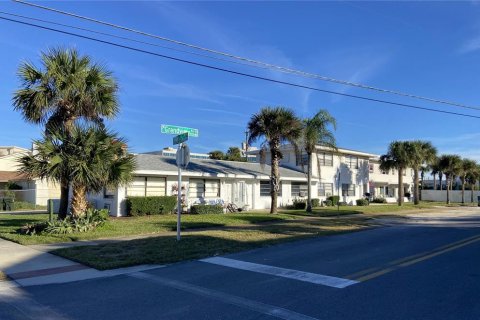 Commercial property in Daytona Beach, Florida № 2109136
