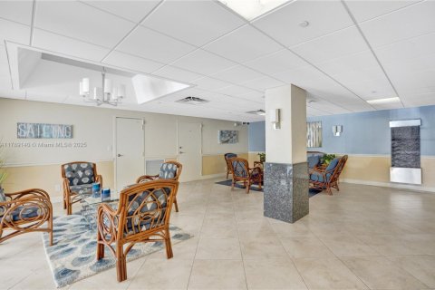 Condo in Lauderdale-by-the-Sea, Florida, 2 bedrooms № 1709280 - photo 2