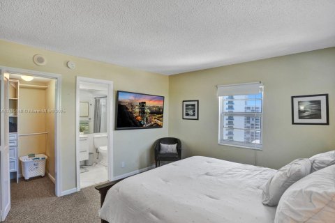 Condo in Lauderdale-by-the-Sea, Florida, 2 bedrooms № 1709280 - photo 17
