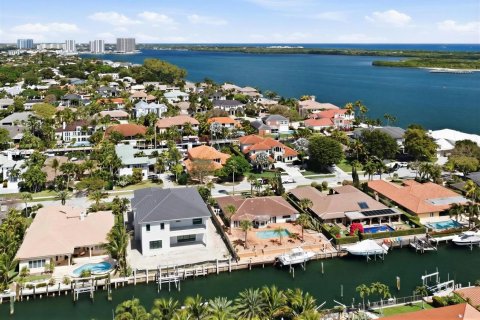 House in North Palm Beach, Florida 5 bedrooms, 528.24 sq.m. № 2088296 - photo 13