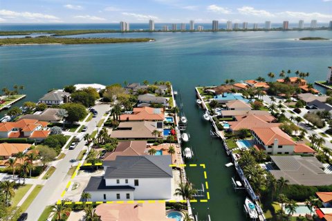 House in North Palm Beach, Florida 5 bedrooms, 528.24 sq.m. № 2088296 - photo 12