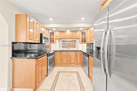 Villa ou maison à louer à Miami, Floride: 3 chambres, 133.97 m2 № 2264004 - photo 18