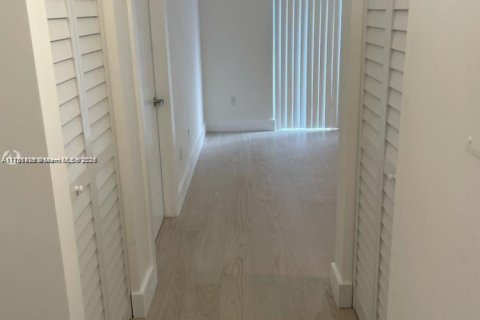 Condo in Miami, Florida, 1 bedroom  № 2015740 - photo 7