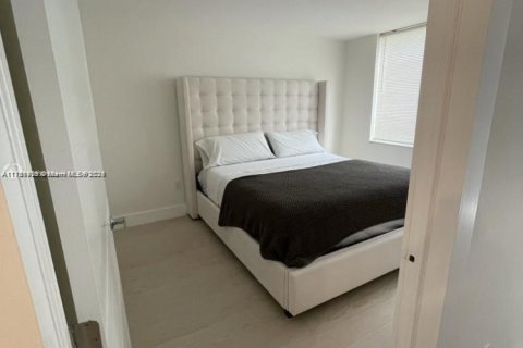 Condo in Miami, Florida, 1 bedroom  № 2015740 - photo 11