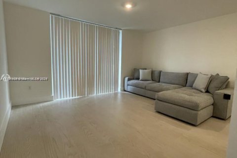 Condo in Miami, Florida, 1 bedroom  № 2015740 - photo 1