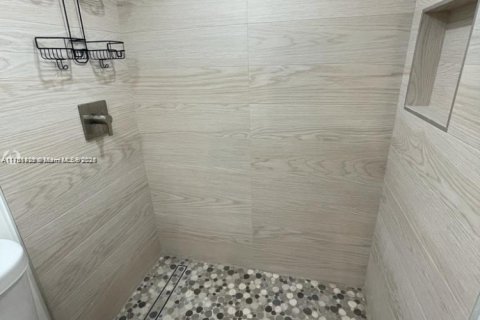 Condo in Miami, Florida, 1 bedroom  № 2015740 - photo 10