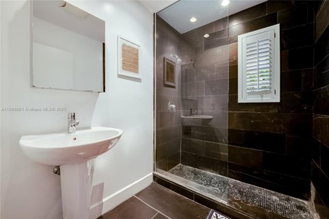 Casa en alquiler en Miami, Florida, 4 dormitorios, 228.08 m2 № 1944981 - foto 7