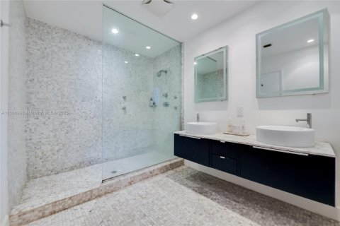 Casa en alquiler en Miami, Florida, 4 dormitorios, 228.08 m2 № 1944981 - foto 13