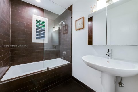 Casa en alquiler en Miami, Florida, 4 dormitorios, 228.08 m2 № 1944981 - foto 10