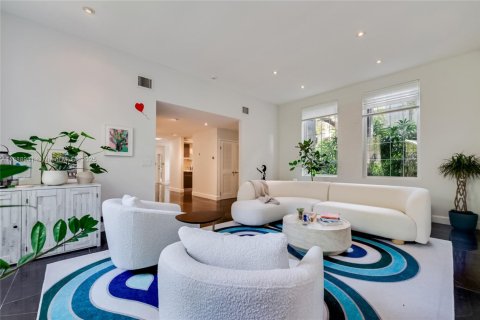 Casa en alquiler en Miami, Florida, 4 dormitorios, 228.08 m2 № 1944981 - foto 3