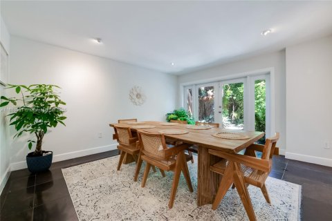 Casa en alquiler en Miami, Florida, 4 dormitorios, 228.08 m2 № 1944981 - foto 5