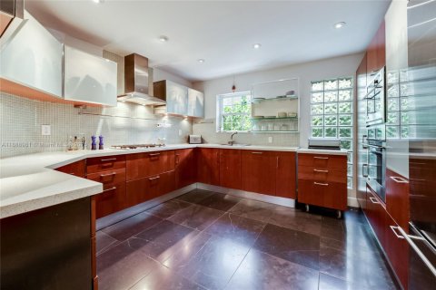 Casa en alquiler en Miami, Florida, 4 dormitorios, 228.08 m2 № 1944981 - foto 6