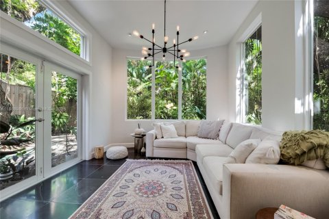 Casa en alquiler en Miami, Florida, 4 dormitorios, 228.08 m2 № 1944981 - foto 2