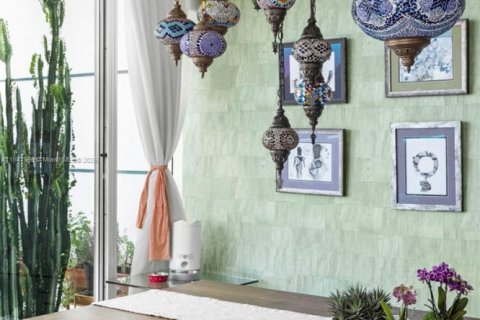 Condo in Miami, Florida, 3 bedrooms № 1979131 - photo 10