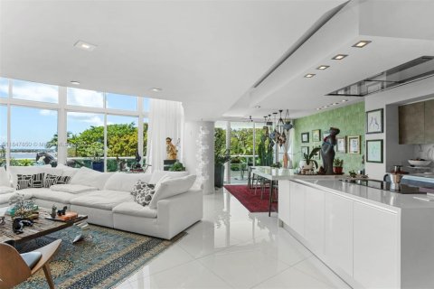 Condo in Miami, Florida, 3 bedrooms № 1979131 - photo 5