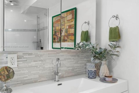 Condo in Miami, Florida, 3 bedrooms № 1979131 - photo 16