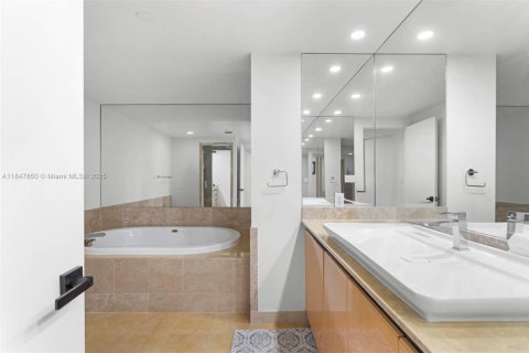 Condo in Miami, Florida, 3 bedrooms № 1979131 - photo 20